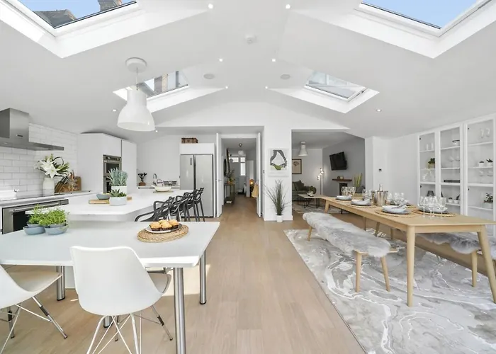 Clarence House-Windsor-Parking-5 Bed Villa